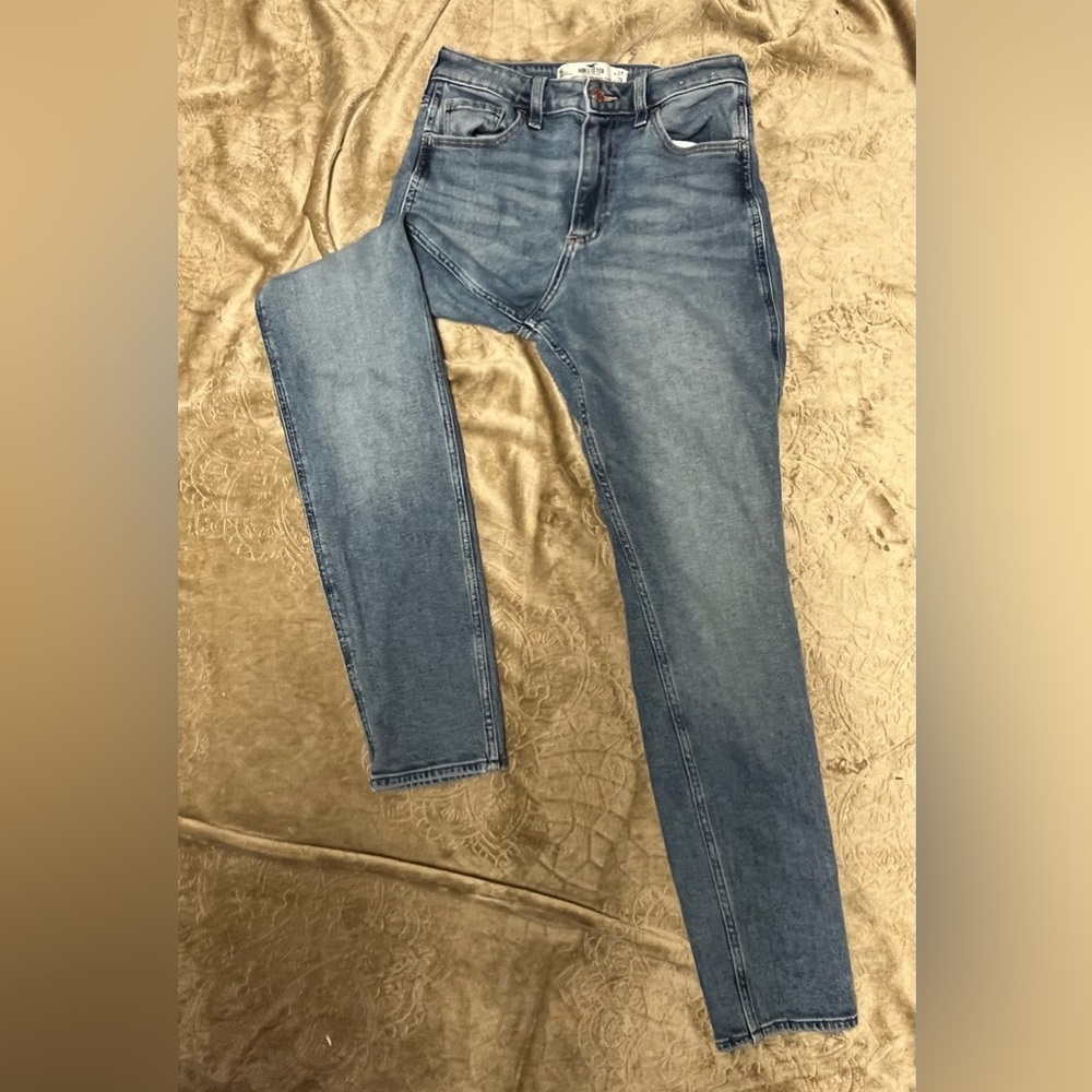 Great condition juniors size 5L 27X29 curvy high-rise mom jeans by Hollister